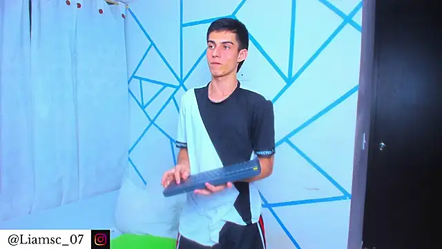 liam_scott77 (M twink) - Play with my cock and balls 🙈🥵