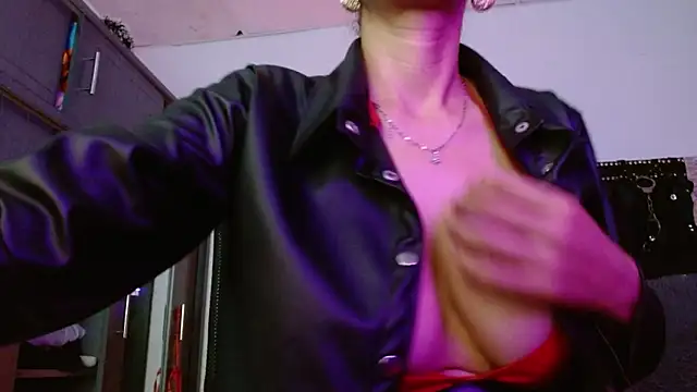 AmelieMartinez webcam