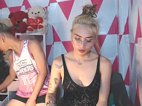 miss-rhiann Live Webcam on Stripchat