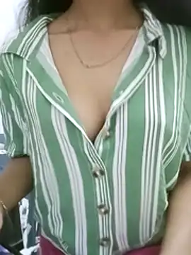 Webcam Model (Roja__)  is live.Free join now!