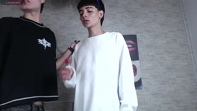 axel_milo_kairo_and_noa webcam