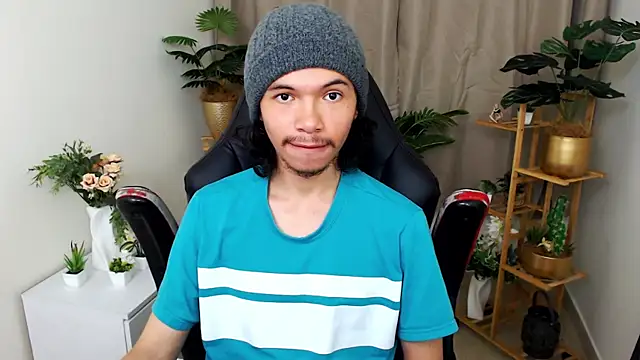 xoxo_smiles (M twink) - remove t-shirt