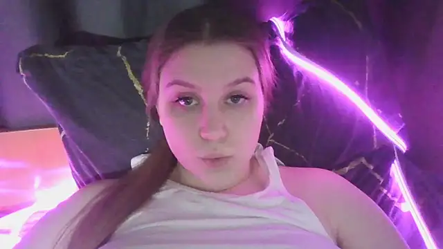 yourhoney_lola_ (F teen) - sucking 1 finger