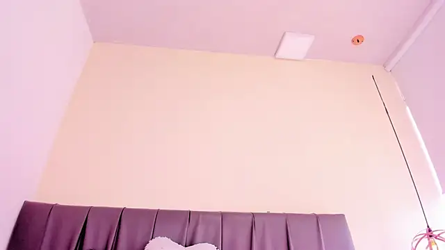 Cherllynn webcam stripchat model stream image