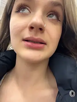 kittyqueeny (F young) - Finger inside little ass hole