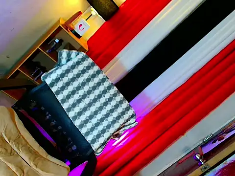 hollywood_queen_88 - HOLLYWOOD_QUEEN_88's free webcam - UK Sex Cams