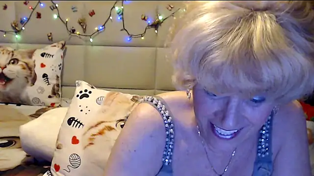HappyWomanOn webcam