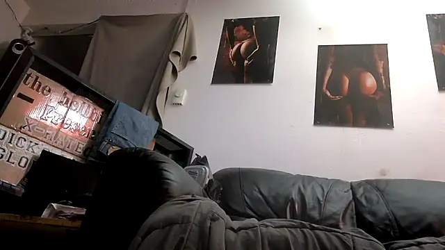 the_hellbilly (Ask my age) - what my room mates do when no ones home