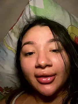 QueenYumi from StripChat is Freechat