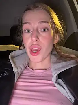 kira_mia (F young) - FINGERING ASSHOLE IN TOILET HALLWAY 💦