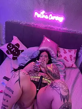 _MelinaCurves_ webcam