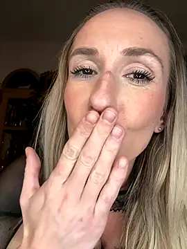 lola_tentatiion (F young) - FIST PUSSY 😈😈