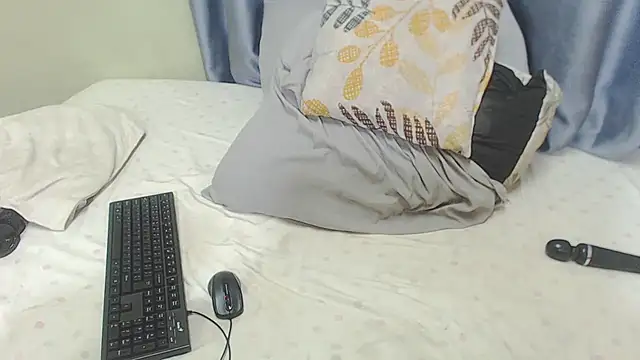 hornyebony4u - HornyEbony4u's free webcam