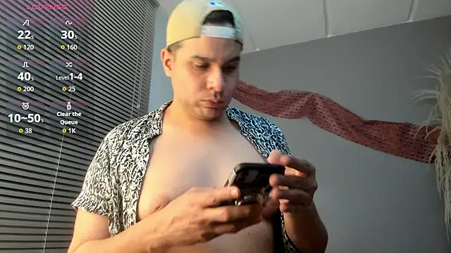 Latin_boy_surprisee webcam