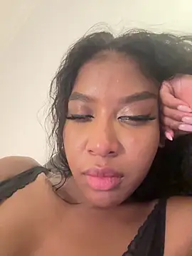 Webcam Model (IamCrystal2)  is live.Free join now!