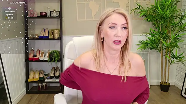 ladyleea (F mature) - Play with dildo between my boobs