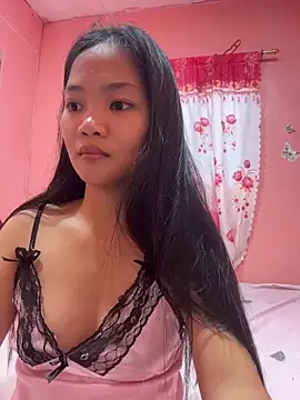 Webcam Model (PetiteMaexx) is live