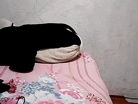 HornyPussie69 webcam