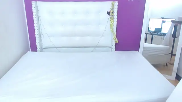 naughty_bigass_18 webcam