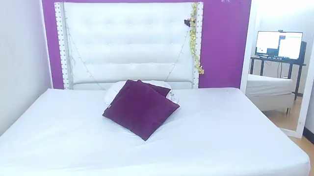 naughty_bigass_18 webcam