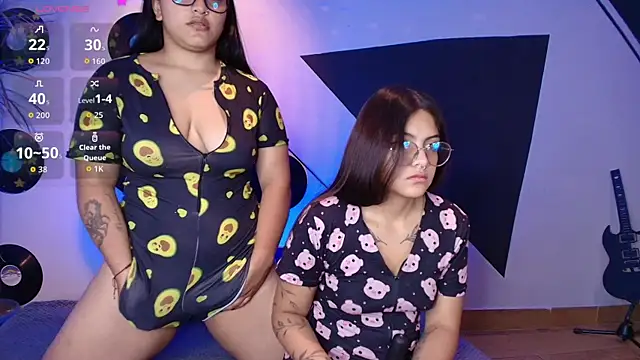 lilith_and_khloe (F teen) - ridding dildo