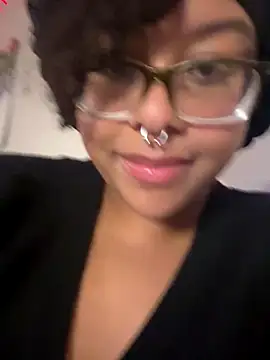 Webcam Model (nintendhoe) is live