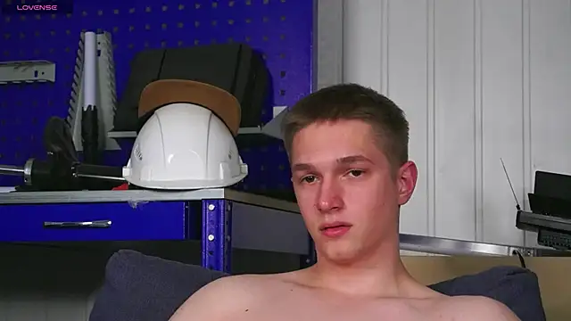 dustyn_fox (M twink) - Teasing teeth and tongue play