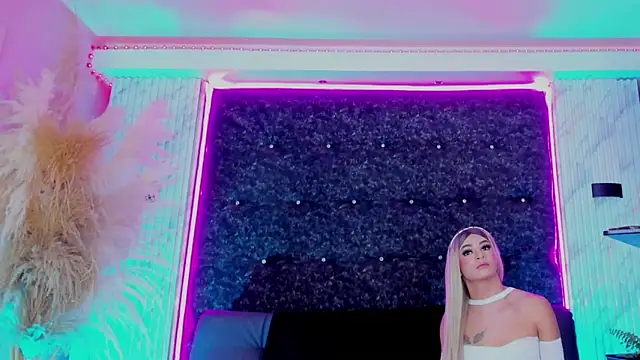 Queens_Wonders_Blonders webcam