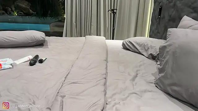 Golden_Aline webcam