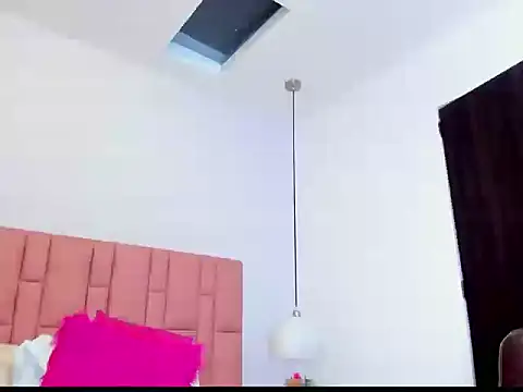 Scarlett_Noirr webcam