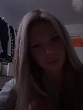 blondeeee webcam