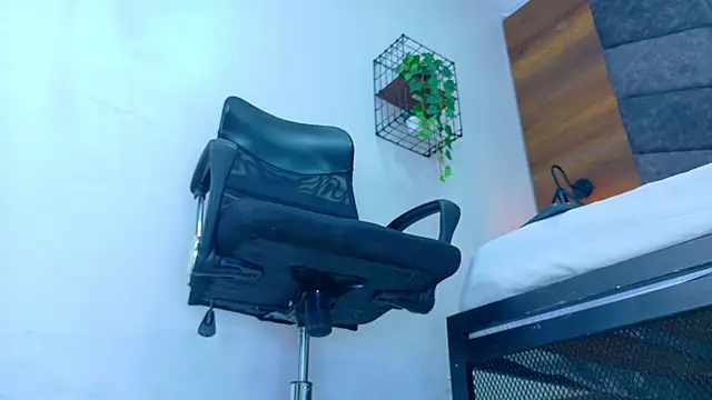 RiriiBrunette__ webcam