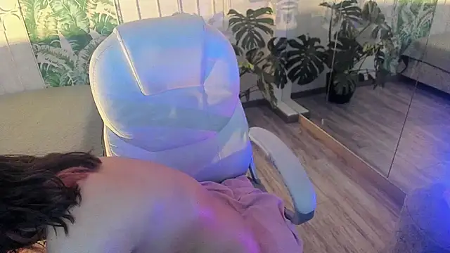 cute_hollywood webcam