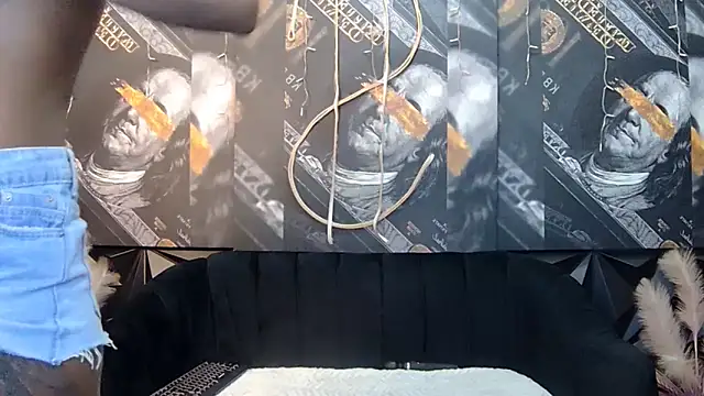 Lilmisbaddyxxx webcam