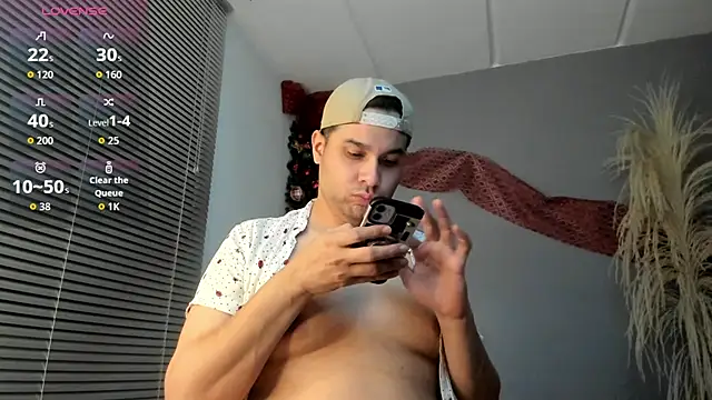 Latin_boy_surprisee webcam