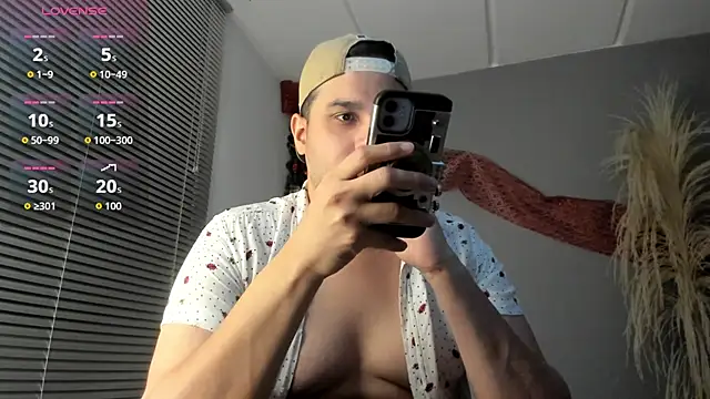 Latin_boy_surprisee webcam