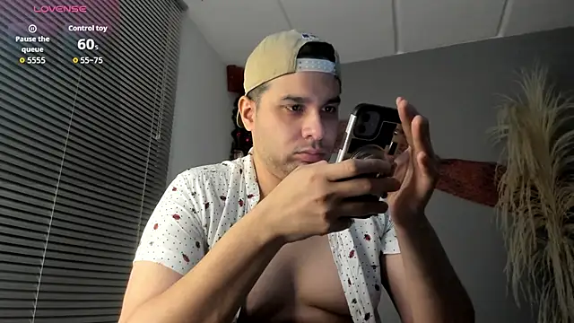 Latin_boy_surprisee webcam