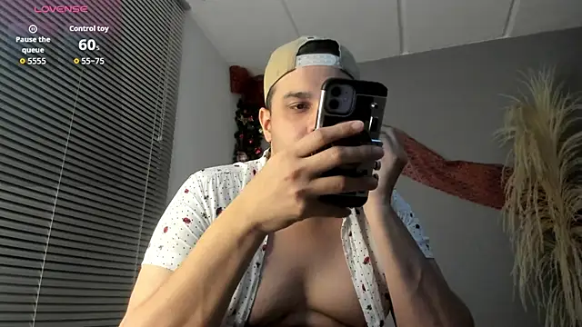 Latin_boy_surprisee webcam