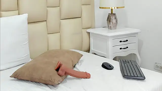 ebonyludovica - EbonyLudovica's free webcam