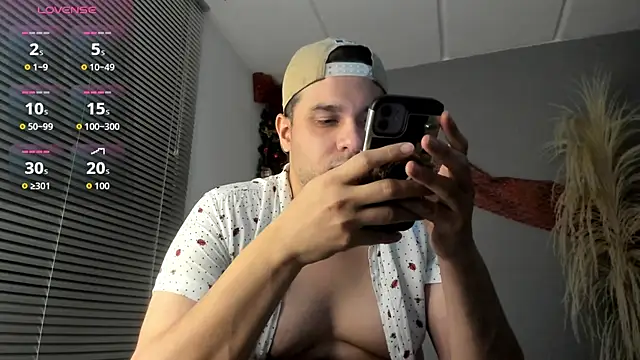 Latin_boy_surprisee webcam