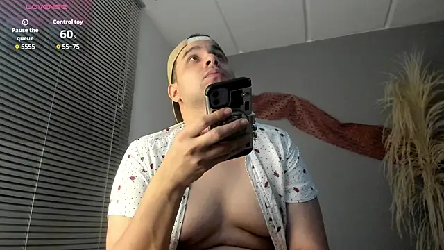 Latin_boy_surprisee webcam