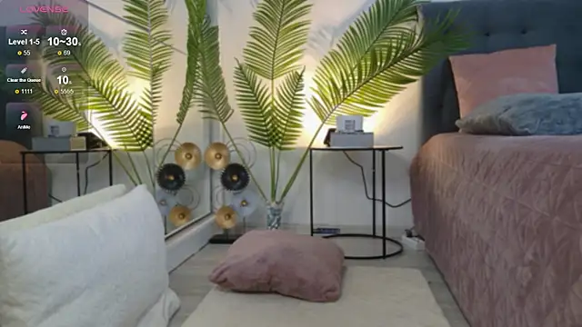 juliaquin (F young) - Naked & Oiled up!