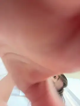 kittyqueeny (F young) - Up Up Up my top and shake tits