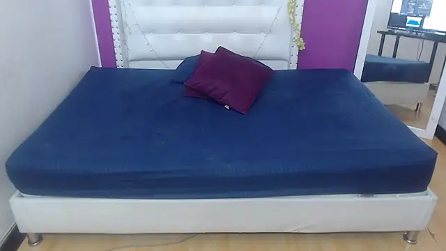 naughty_bigass_18 webcam