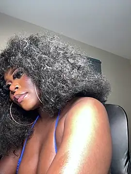 WomanNextdoor1 webcam