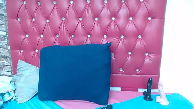 NaughtyChic28 webcam