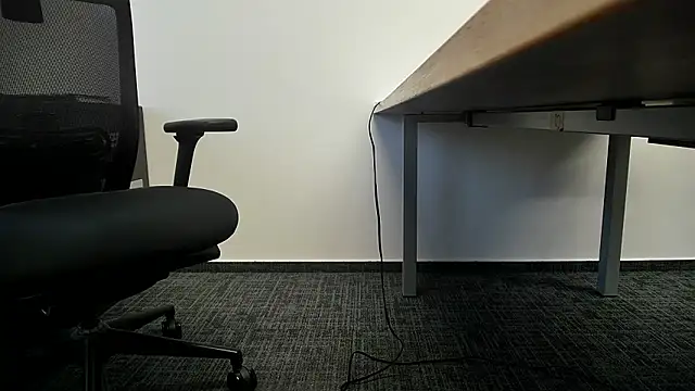 69bezfleku (Ask my age) - cumshow in busy office;-)