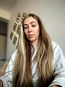 Webcam Model (RaquelleDevon)  is live.Free join now!