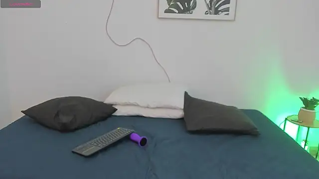 TinyCurlQueen webcam