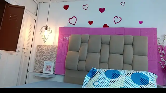 damary_leon (F mature) - Flash of tits 🍒